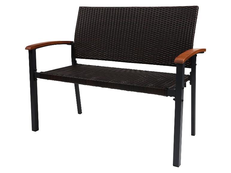 Dunkelbraune Rattan-Gartenbank mit Holzarmlehnen und Metallrahmen.