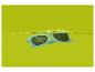 Blaue Sonnenbrille schwimmt in gelbem Wasser mit Spritzern.