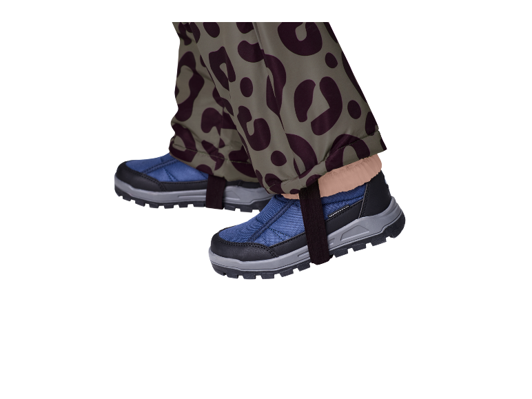 Kinder-Winterstiefel und Hose mit Leopardenmuster.