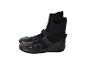 Ein Paar schwarze Neoprenstiefel für Wassersport mit Klettverschluss.