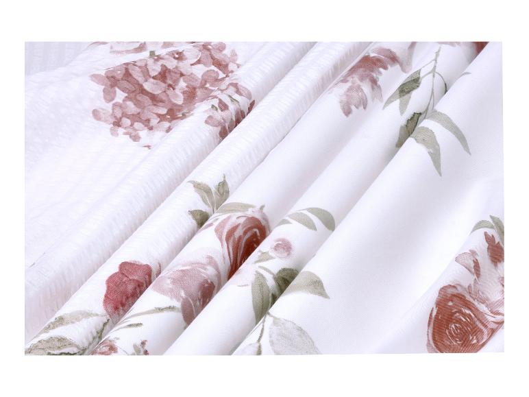 Weißer Stoff mit Blumenmuster aus braunen Rosen und grünen Blättern.
