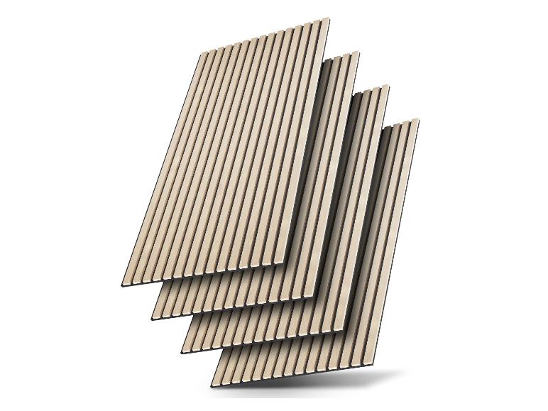 Stapelbare Holzpaneele, bereit zur Installation.