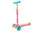 Pinker dreirädriger Kinderroller mit türkisfarbenen Griffen und Charakterdrucken.