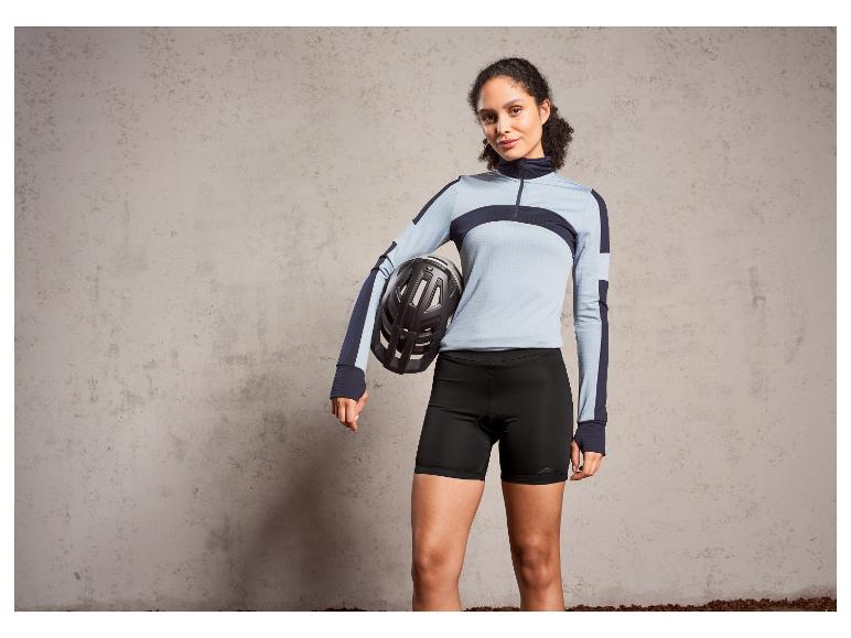 Eine Frau mit einem Fahrradhelm und Fahrradhosen von Sealskinz.