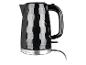 Ein schwarzer Wasserkocher von Russell Hobbs mit einem Wabenmuster.