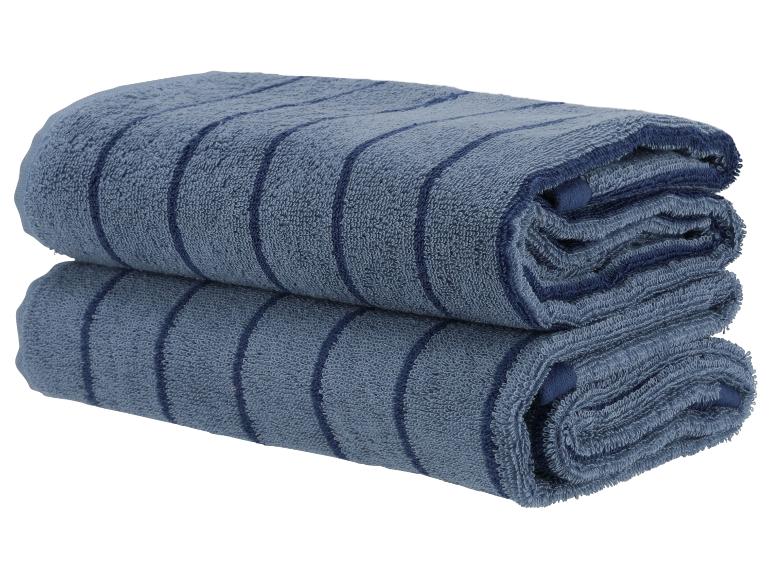 Zwei blaue Handtücher mit Streifen übereinander gestapelt.