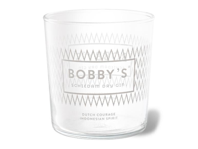 Glasbecher mit geometrischem Muster und dem Schriftzug „Dutch Courage Indonesian Spirit“.