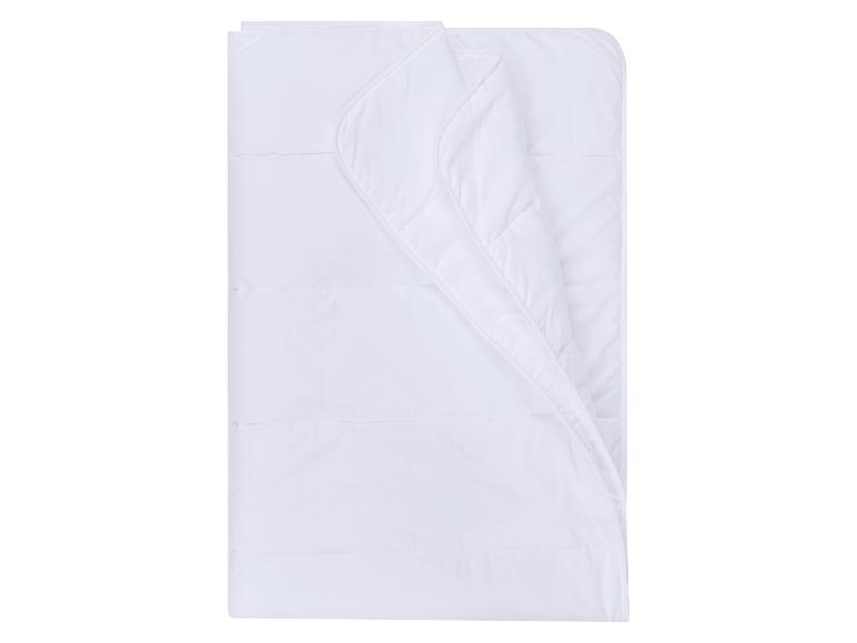 Weiße gesteppte Decke, vertikal gefaltet.