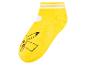 Gelbe Socken mit Pikachu-Motiv.
