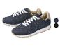 Paar marineblaue und beige Sneaker mit weißen Schnürsenkeln, mit Farbmustern gezeigt.