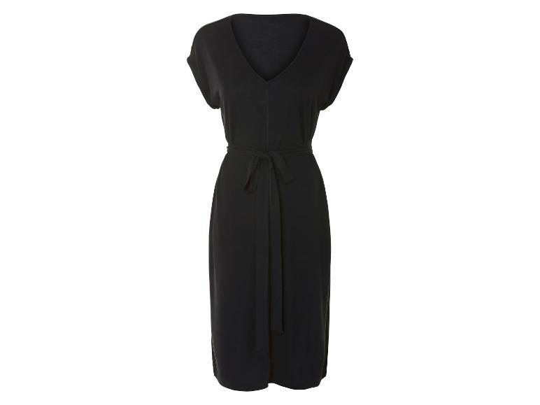 Schwarzes Midikleid mit Gürtel.