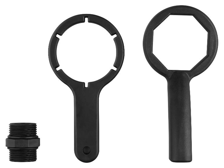 Zwei schwarze Filterschlüssel und ein Gewindeanschluss auf weißem Hintergrund.