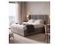 JUSKYS Polsterbett »Savona«: graues Polsterbett mit gepolstertem Kopfteil und Balkon mit Meerblick.