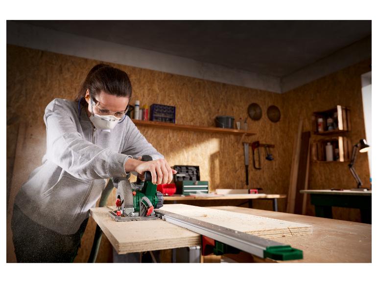 Eine Frau sägt Holz mit einer Festool Kreissäge und einer Führungsschiene.