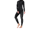 Frau in schwarzem langärmeligem Thermotop und passenden Leggings mit grauen Mustern.