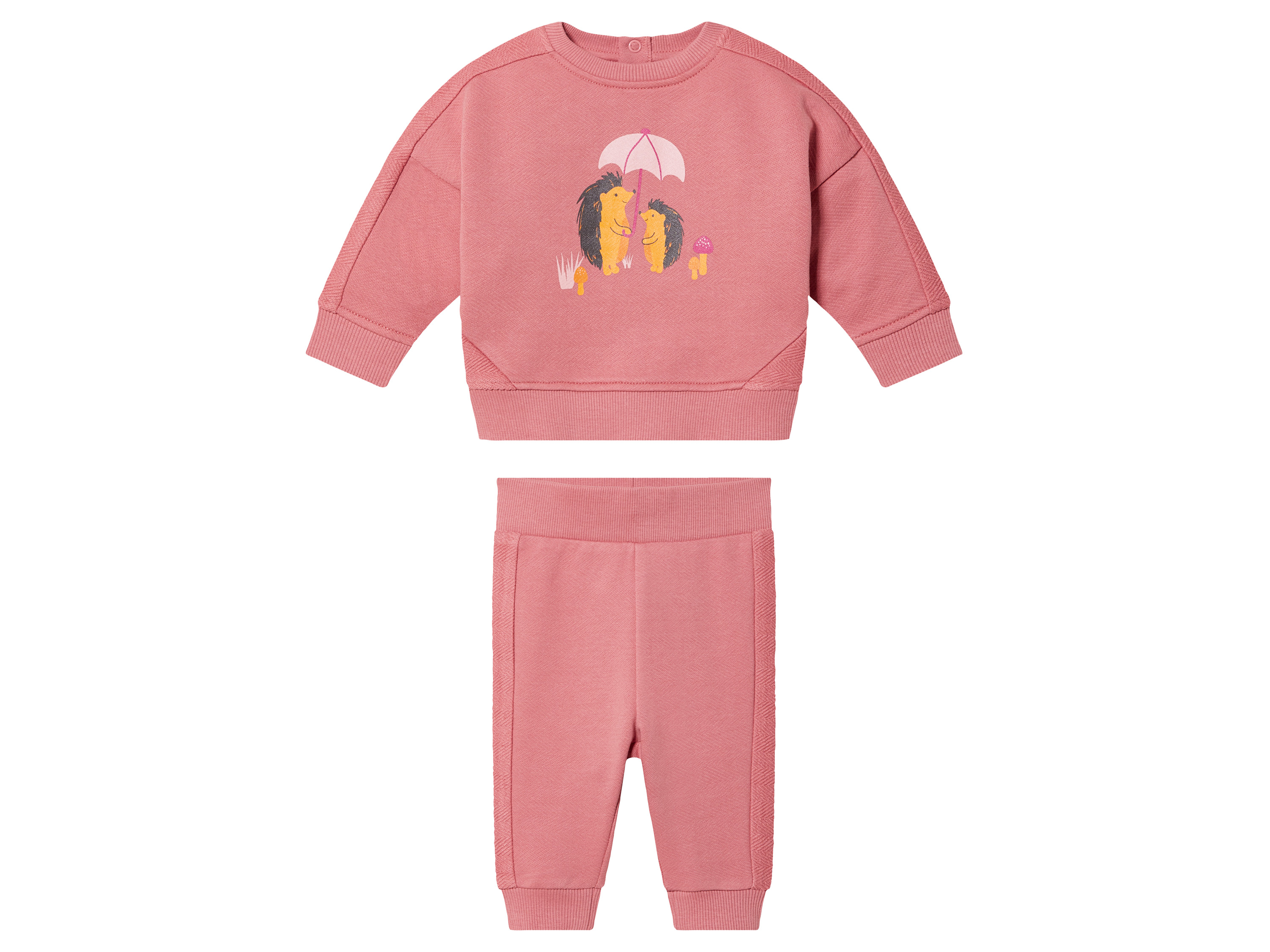 lupilu® Baby Jogginganzug, 2-teilig, aus reiner Bio-Baumwolle (Rosa, 62/68)““ | dass ein Textil- oder Lederprodukt auf mehr als 300 Schadstoffe geprüft wurde. Gots – Global Organic Textile Standard Benutzung ab 95 % – 100 % Bio-Baumwollanteil Zertifizierungsnummer: CU 851646 Das Zeichen für eine nachhaltige Textilproduktion Bio-Baumwolle mit dem GOTS-Siegel gewährleistet die Herstellung nach ökologischen Kriterien durch die gesamte textile Lieferkette hindurch. Das bedeutet: Die erzeugten Naturfasern werden biologisch kontrolliert angebaut und umweltverträglich hergestellt. Sozial verantwortliche Standards werden in der Verarbeitung überprüft und die Herkunft der Endprodukte korrekt gekennzeichnet. Die Vorteile: Keine Schadstoffe Ressourcenschonend Vertrauenswürdige Rohstoffe ecoprint by CHT Logo 100 % ökologischer Textildruck Mit ecoprint by CHT zu einem positiven ökologischen Fußabdruck! Das innovative Drucksystem beinhaltet wasserbasierte Druckpasten und speziell ausgewählte Farben, für höchste ökologische Standards auf dem fertigen Textil. ecoprint by CHT enthält keine schädlichen Inhaltsstoffe und ist daher unbedenklich für Mensch und Umwelt. Pvc- und Phthalat-frei pflegeleicht weicher Griff Hohenstein Das passt perfekt Das Prüfinstitut Hohenstein führt seit rund 60 Jahren Reihenmessungen und Studien zur Erfassung der Körpermaße durch. Mit Nutzung der 3-D-Bodyscannertechnologie werden die realen Körperformen visualisiert und in verlässliche Größentabellen umgerechnet.““