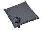 Graues beheiztes Sitzkissen mit einer schwarzen Powerbank und einem roten Einschaltknopf