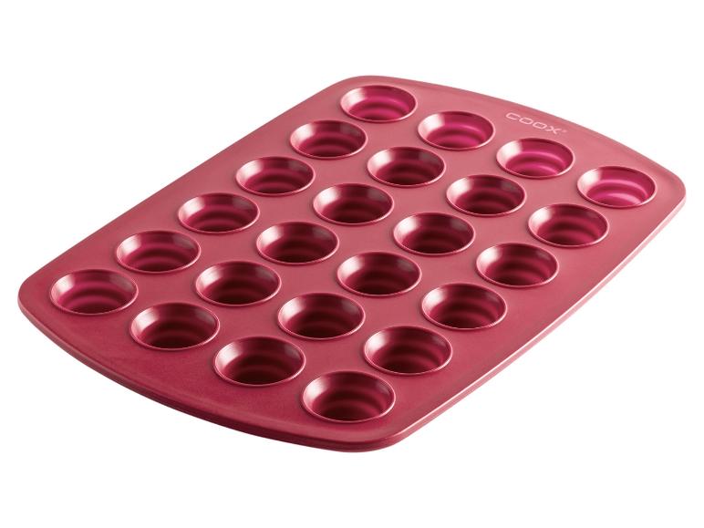 Eine rosafarbene Backform mit 24 Vertiefungen zum Backen von kleinen Kuchen oder Muffins.