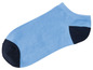 Hellblaue Socken mit schwarzen Akzenten.