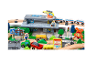Holzeisenbahn-Set mit Bahnhof, Hubschrauber, Zug, Autos und verschiedenen Gebäuden.