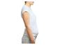 Frau in weißem T-Shirt und heller Jeans, im Profil, vor weißem Hintergrund.