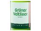 Eine Flasche trockenen Grüner Veltliner Weißwein aus Österreich.
