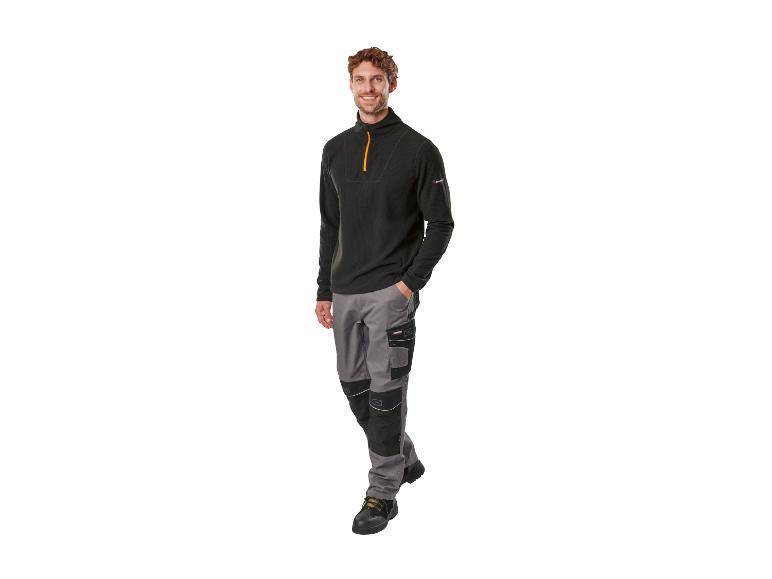 Mann in schwarzem Fleece-Sweatshirt und grauer Parkside Arbeitshose.