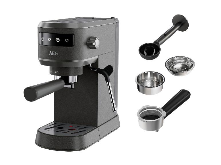 Espressomaschine und Zubehör, einschließlich Filter und Messlöffel.