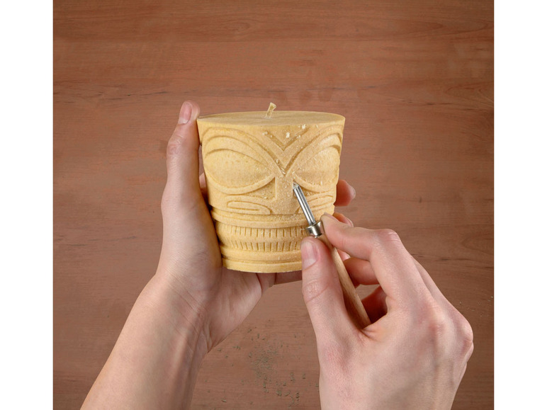 Eine Tiki-Kerze wird von Hand geschnitzt.