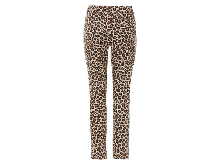 Eine enge Jeans mit Leopardenmuster.