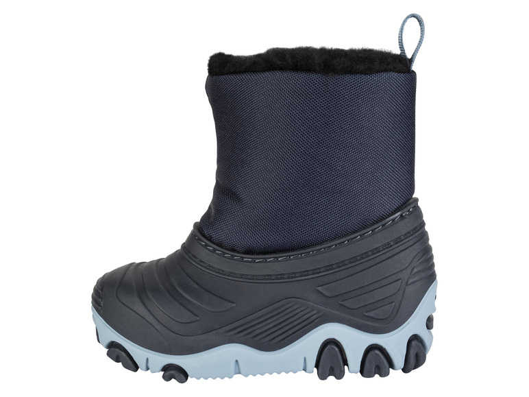 Ein Paar blaue Winterstiefel mit blauem Futter.