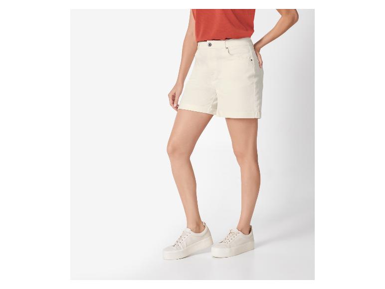 Cremefarbene Shorts und Sneaker für Damen.