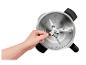 Eine Hand hält ein Metall-Mixermesser in einem silbernen Mixer.