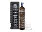 Flasche Dry Gin und passendes Glas in einer schwarzen Geschenkbox mit Zickzackmuster.