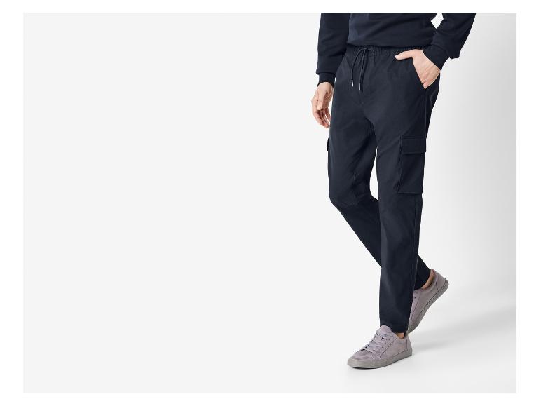 Cargohosen und Sneakers für Herren.