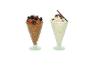 Zwei Eisbecher: einer mit Schokoladencreme und Beeren, der andere mit Vanillecreme und Schokoladenraspeln.