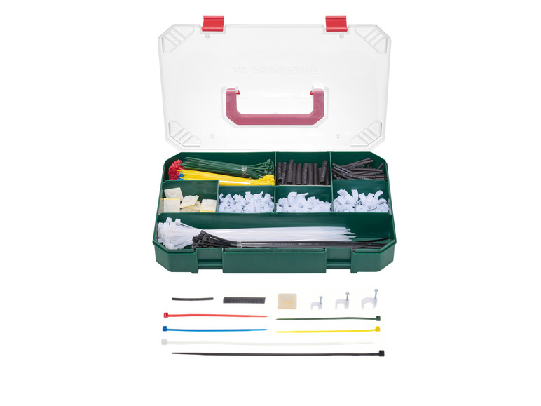 Eine grüne Werkzeugkiste mit Kabelbindern, Klemmen und schwarzen Rohren.