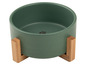 Eine grüne Keramik-Schüssel für Hunde oder Katzen auf einem Holzständer.