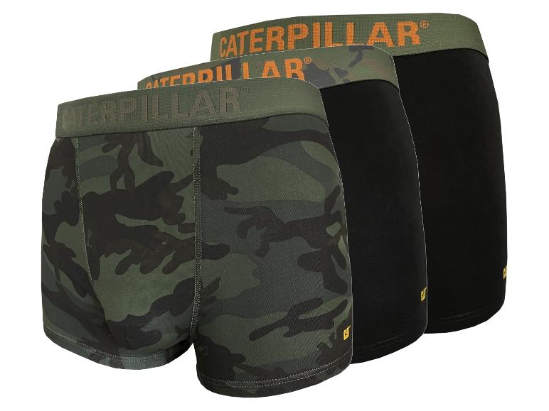 Drei Herren-Boxershorts: eine Camouflage, zwei schwarze, mit grünen Bundbändern mit Schriftzug.