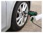 Person benutzt einen elektrischen Schlagschrauber zum Reifenwechsel am Auto.