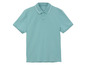 Ein hellblaues Poloshirt mit weißem Kragenrand.