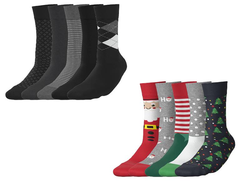 Zwei Sets mit fünf Paar Socken: einfarbige, gemusterte und Weihnachtssocken.