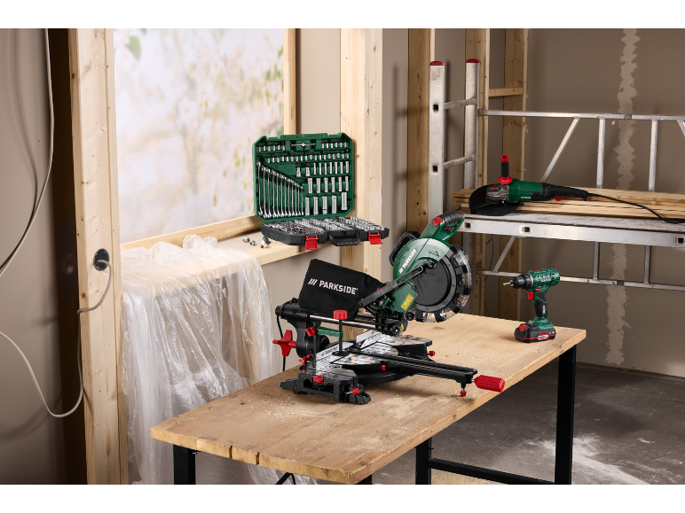 Kappsäge, Werkzeugsatz, Winkelschleifer und Bohrmaschine auf der Baustelle.