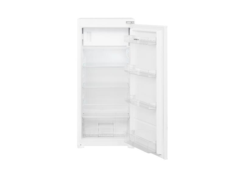 Offener weißer Kühlschrank mit transparenten Einlegeböden und Türfächern.