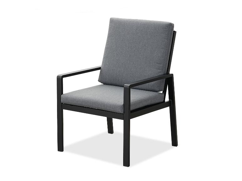 Moderner Outdoor-Stuhl mit schwarzem Gestell und grauen Kissen