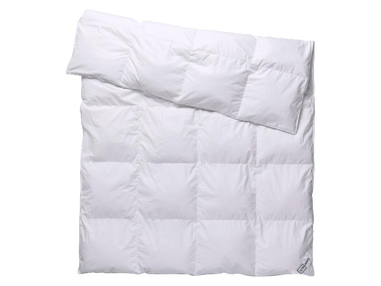 Weiße Bettdecke und Kissen mit Livarno-Logo