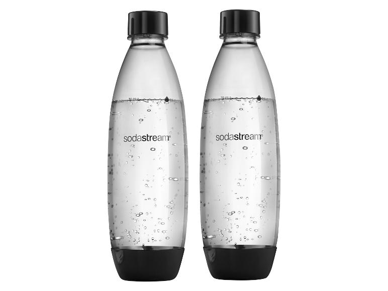 Zwei transparente SodaStream-Flaschen, gefüllt mit Sprudelwasser, mit schwarzen Böden.