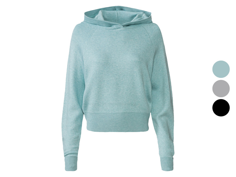 Ein hellblauer Hoodie mit langen Ärmeln.