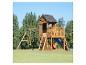 Holzspielplatz mit Schaukeln, blauer Rutsche und Spielhaus mit Tafel.