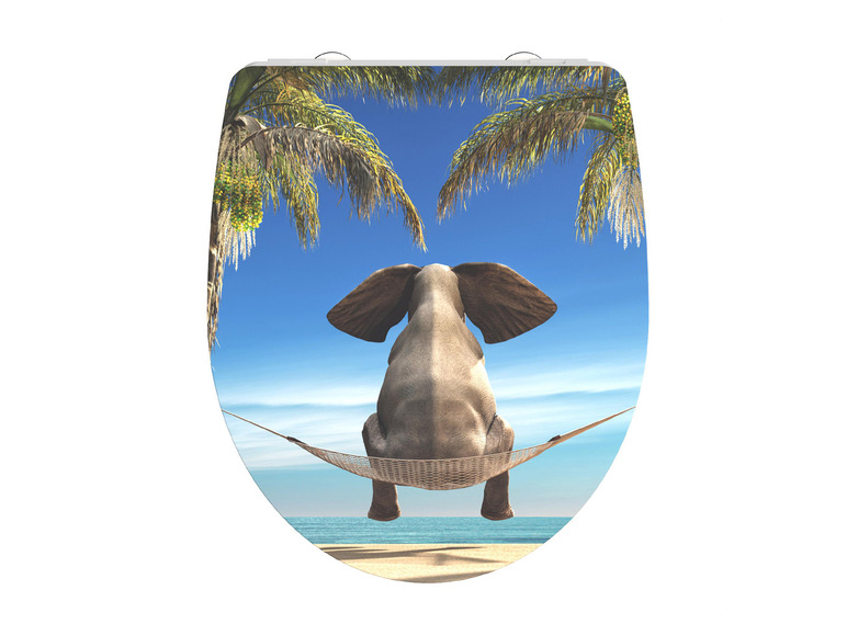 Ein Elefant, der in einer Hängematte unter Palmen am Strand liegt.